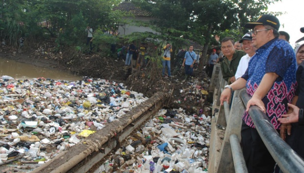 Limbah Rumah Tangga Penyumbang Terbesar Pencemaran Sungai Musi di Palembang